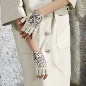 Chanel henna fingerless gloves off white/cream and blue NWT sz 7.5